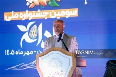 تجلیل از دكتر علی ایمانی، عضو هیئت علمی پژوهشكده میوه‌های معتدله و سردسیری، در سومین جشنواره بادام كشور